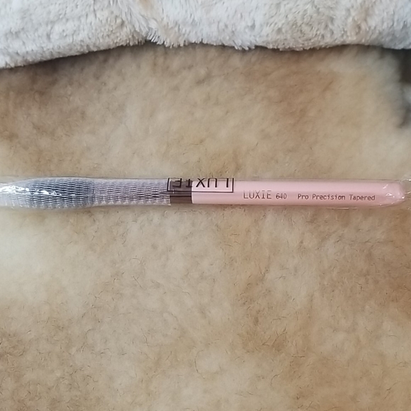 Luxie Beauty Rose Gold Pro Precision Tapered Face Brush 640 - Picture 1 of 1